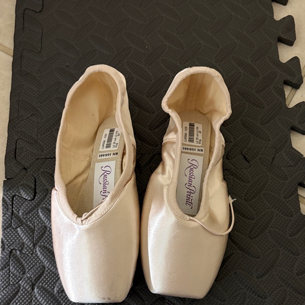Russian Pointe Women's Ballet Pointe Shoes in Light Pink